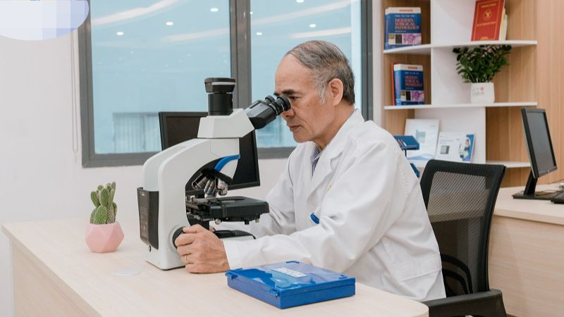 Trung tâm Giải phẫu bệnh Medlatec phân tích và đưa ra kết luận phù hợp với u máu ác tính biểu hiện ngoài tủy xương.