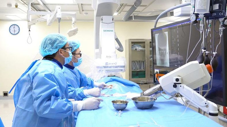 Ê-kíp bác sĩ nút mạch để bít tắc điểm rò động tĩnh mạch màng cứng xoang hang.