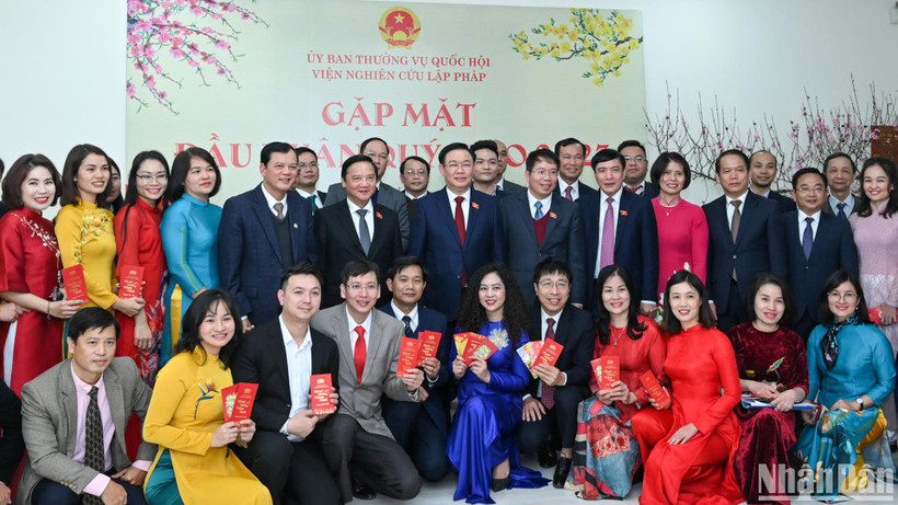 Chủ tịch Quốc hội Vương Đình Huệ cùng các đại biểu với cán bộ, công chức, viên chức và người lao động Viện Nghiên cứu lập pháp. (Ảnh: DUY LINH)