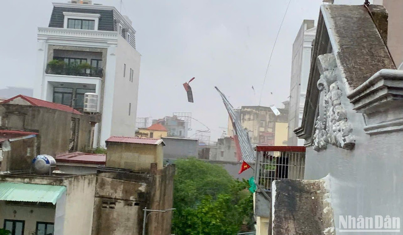 Mái tôn, bạt che, biển quảng cáo bay trong gió bão.