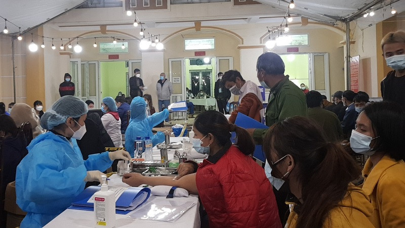 Khám sàng lọc sức khỏe cho tình nguyện viên trước khi tiêm thử nghiệm vaccine.