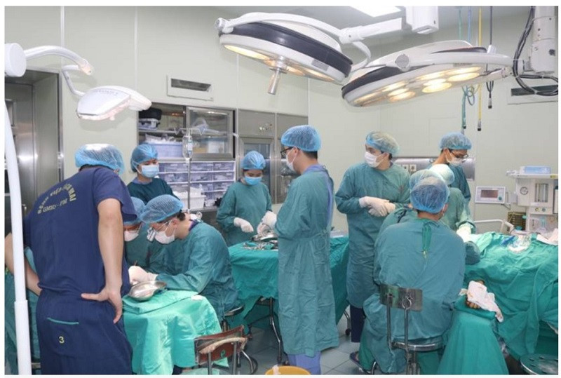 3 kíp phẫu thuật tiến hành nối da đầu cho người bệnh.