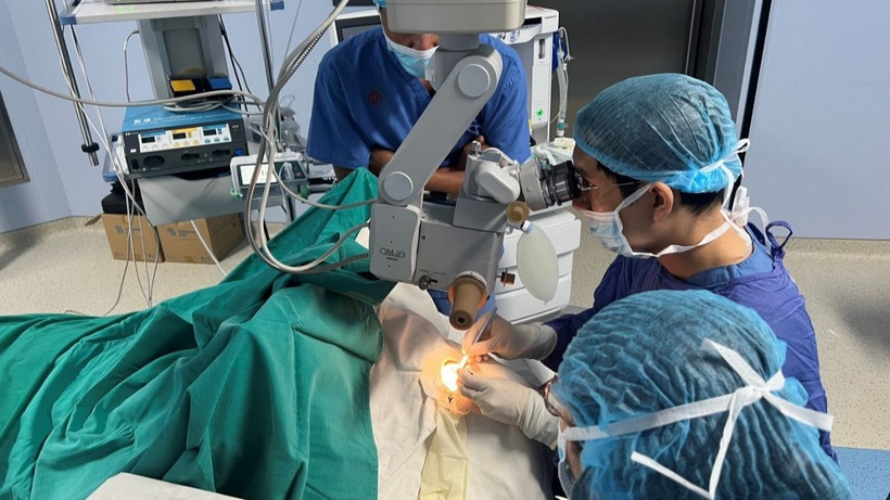 Các bác sĩ ghép giác mạc cho người bệnh. 
