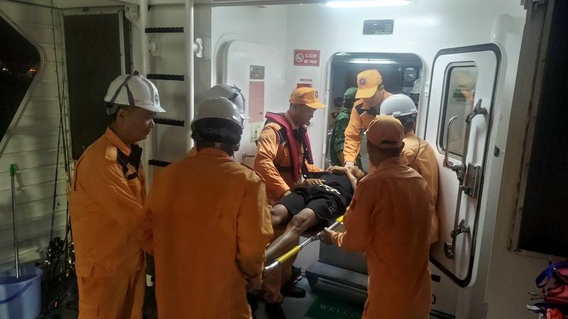 Các thuyền viên tàu SAR 273 nhanh chóng tiếp cận đưa ngư dân về bờ.