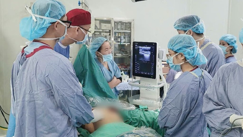 Bác sĩ can thiệp cho người bệnh