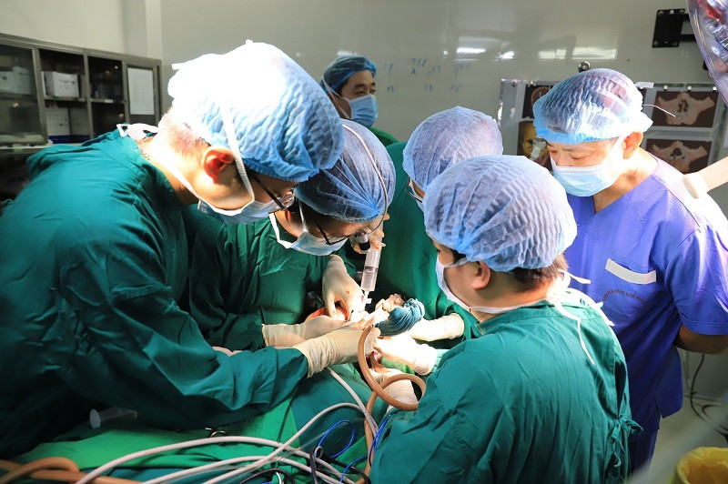 Các bác sĩ phẫu thuật cho bệnh nhân. 