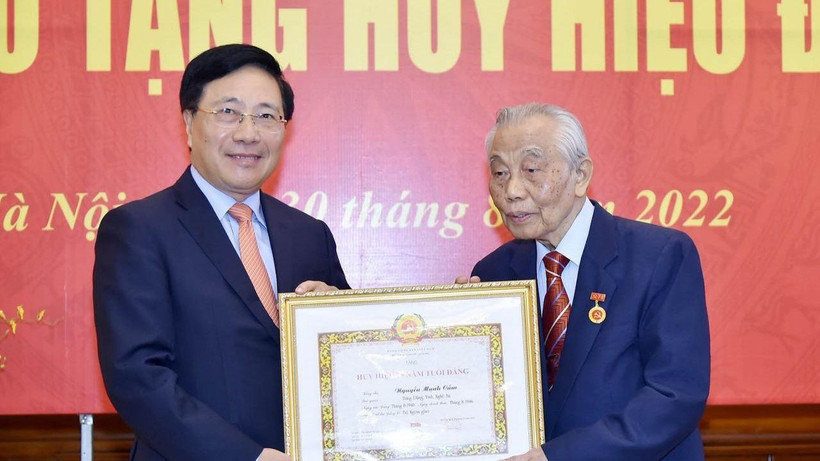 Phó Thủ tướng Thường trực Chính phủ Phạm Bình Minh trao tặng huy hiệu 75 năm tuổi Đảng tặng đồng chí Nguyễn Mạnh Cầm. (Ảnh: baoquocte.vn)