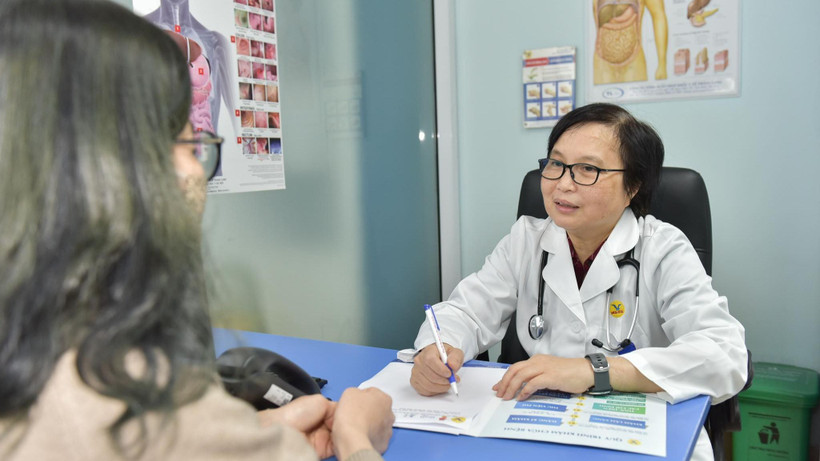 Bác sĩ khám và tư vấn cho gia đình người bệnh.