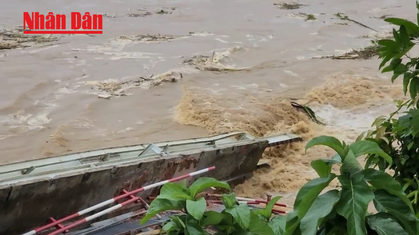 [Video] Có 5 ô-tô, 3 xe máy bị rơi trong vụ sập cầu Phong Châu