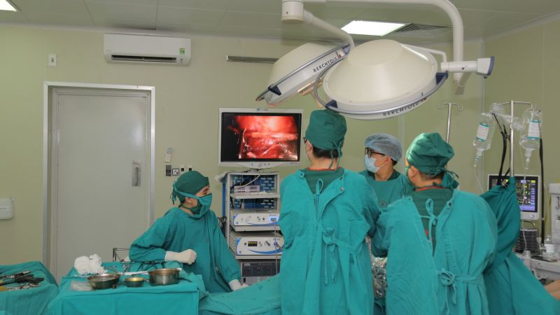 Các bác sĩ Bệnh viện đa khoa Đức Giang phẫu thuật bóc ổ cặn màng phổi cho bệnh nhân.