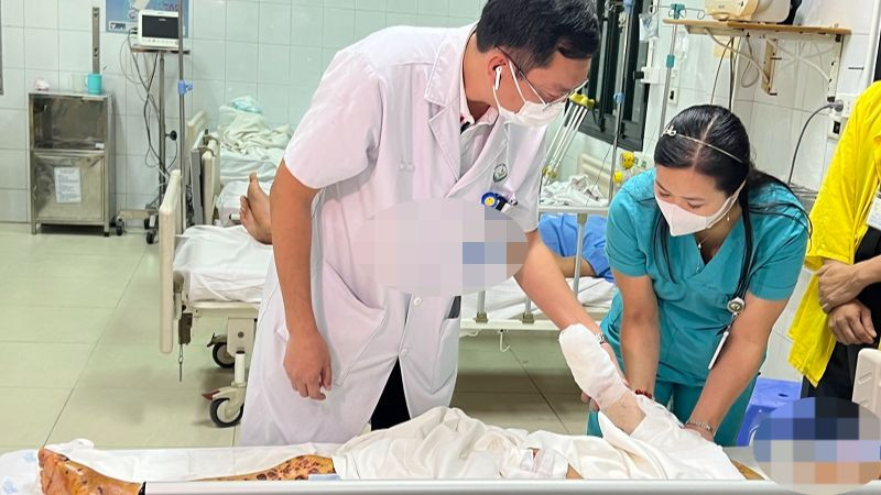 Người phụ nữ bị đa chấn thương sau vụ nổ điện thoại khi đang sạc.