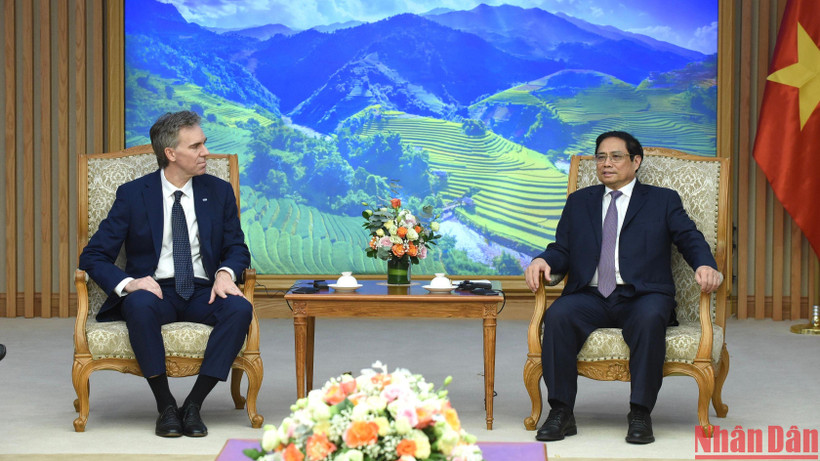 Thủ tướng Phạm Minh Chính tại buổi tiếp ông Juan Ignacio Rubiolo, Phó Chủ tịch Thường trực Tập đoàn năng lượng AES (Hoa Kỳ).