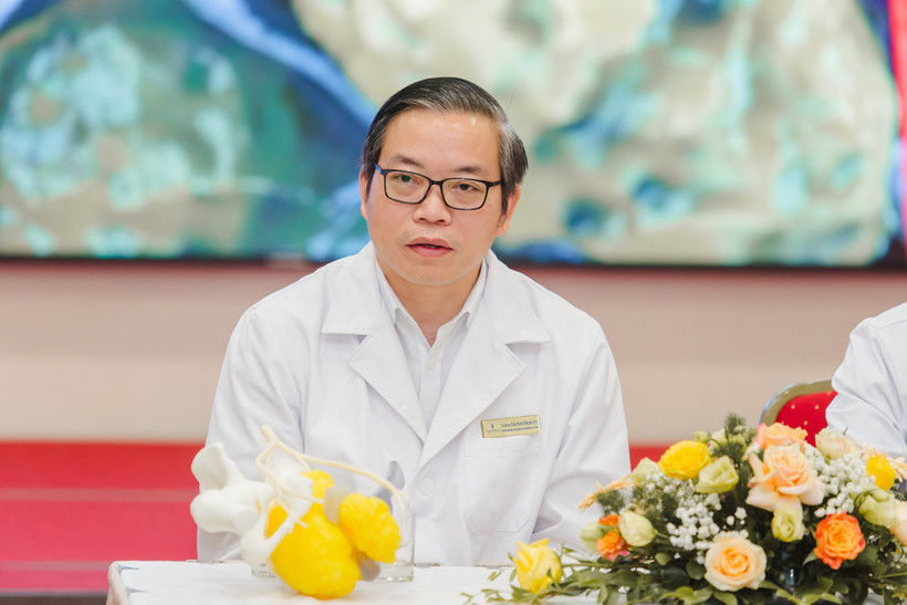 Giáo sư, Tiến sĩ, bác sĩ Trần Trung Dũng bên cạnh mô hình 3D mô phỏng khối u xương khổng lồ.