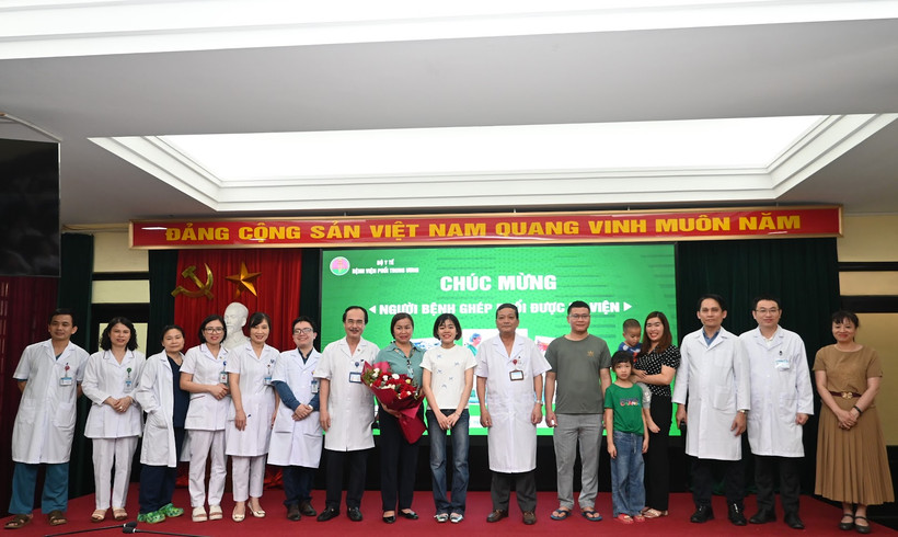 Các thầy thuốc Bệnh viện Phổi Trung ương chúc mừng bệnh nhân xuất viện. 