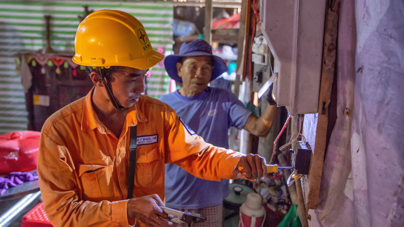 Sửa chữa, thay thế miễn phí hệ thống điện tại nhà các khách hàng có hoàn cảnh khó khăn.
