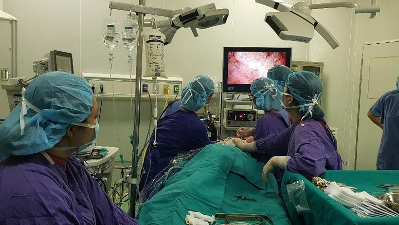 Các bác sĩ phẫu thuật cho bệnh nhân. 
