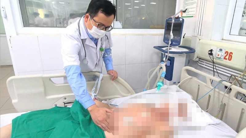 Bệnh nhân nằm điều trị tại Bệnh viện Bệnh Nhiệt đới Trung ương. (Ảnh: BVCC)