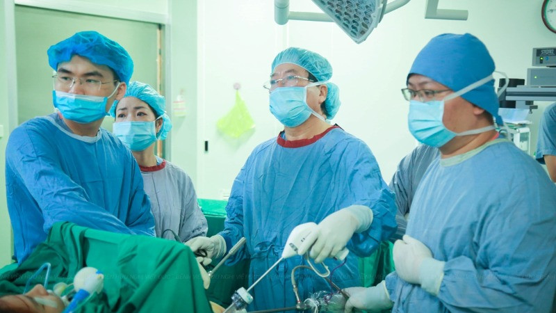 Các bác sĩ phẫu thuật cho người béo phì.