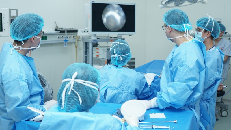 Các bác sĩ can thiệp cho bệnh nhân.