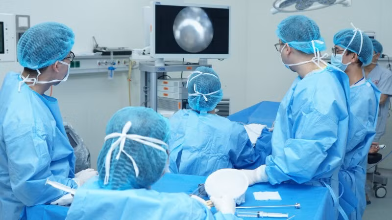 Các bác sĩ can thiệp cho bệnh nhân.