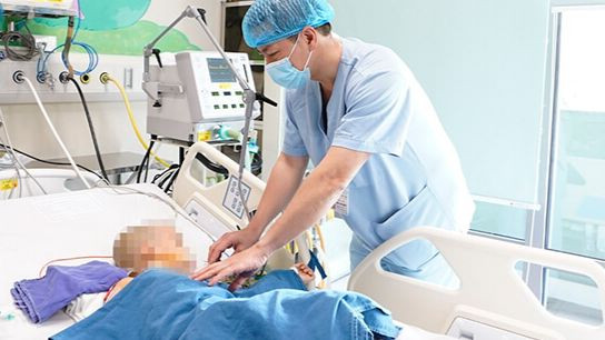 Tiến sĩ, bác sĩ Đặng Ánh Dương, Trưởng khoa Điều trị tích cực Ngoại khoa thăm khám cho bệnh nhi.