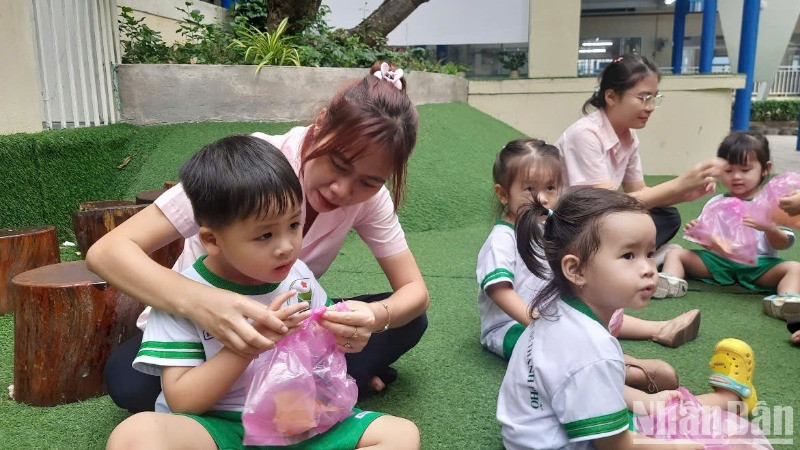 Học sinh Trường mầm non 19-5 Thành phố, Quận 1, Thành phố Hồ Chí Minh trong giờ hoạt động trong khuôn viên nhà trường. 