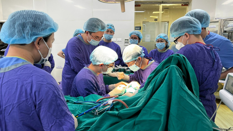 Các bác sĩ phẫu thuật nối chi thể cho cháu bé. 