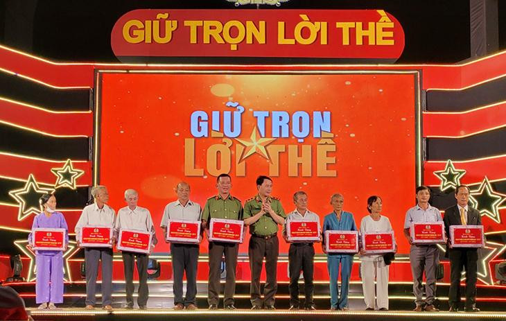 Lãnh đạo Bộ Công an trao quà tặng các gia đình chính sách.