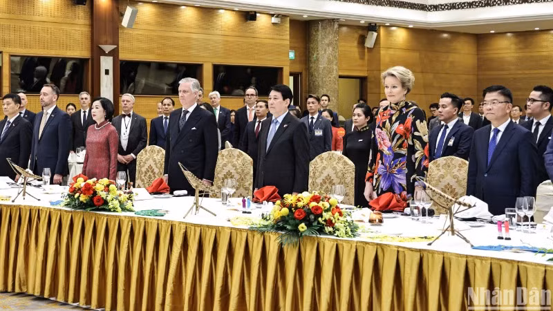 Chủ tịch nước Lương Cường, Nhà vua Philippe và các đại biểu tại buổi chiêu đãi.