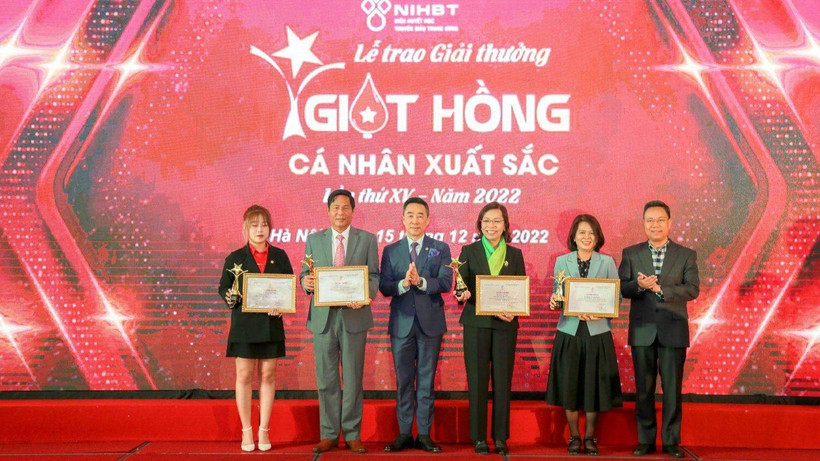 Các tập thể và cá nhân được nhận Giải thưởng Giọt hồng năm 2022.