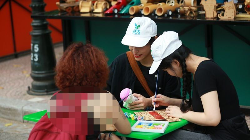 Du khách trải nghiệm tại không gian sáng tạo nghệ thuật phố đi bộ.