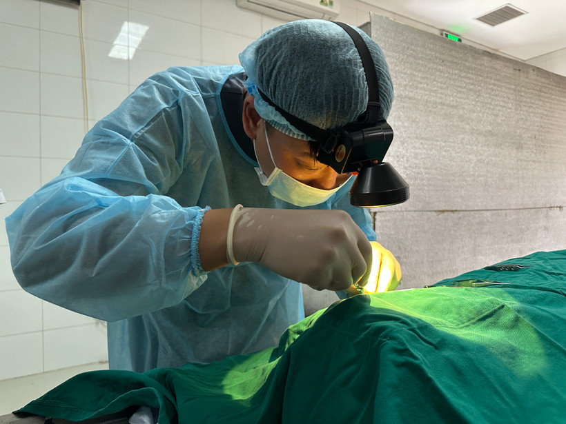 Bác sĩ thực hiện lấy giác mạc của người hiến.