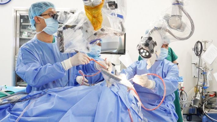 Các bác sĩ thực hiện phẫu thuật.