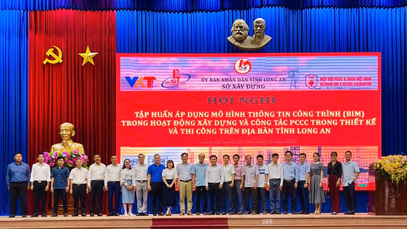 Các đại biểu tham dự chương trình.