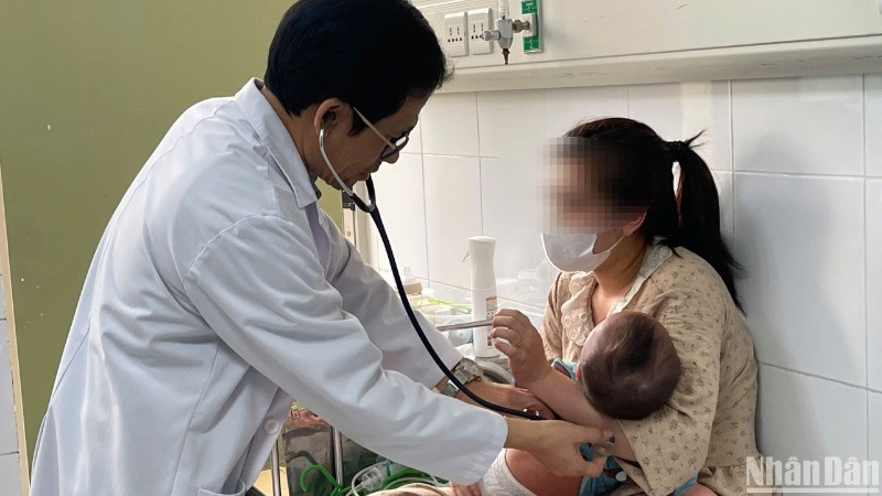 Bệnh nhi mắc sởi nằm điều trị tại Bệnh viện Nhi Trung ương. 
