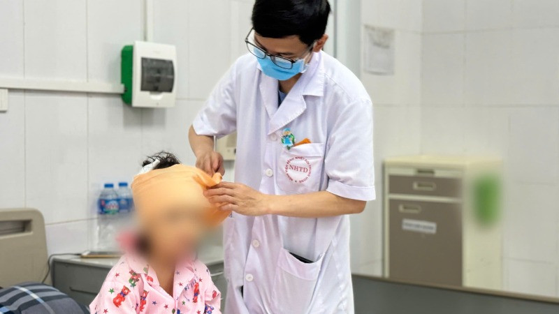 Bệnh nhi bị chó nhà cắn vào vùng đầu mặt.