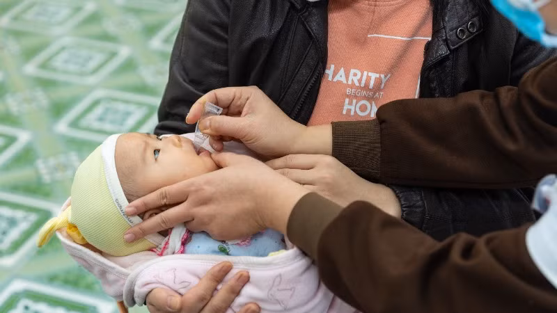 Em bé được uống liều vaccine Rota. 