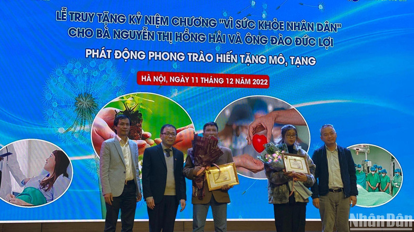 Gia đình 2 trường hợp hiến tặng mô, tạng nhận Kỷ niệm chương.