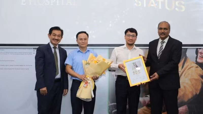 Tiến sĩ, bác sĩ Nguyễn Công Hựu, Giám đốc Bệnh viện E nhận bằng chứng nhận giải vàng về điều trị đột quỵ.