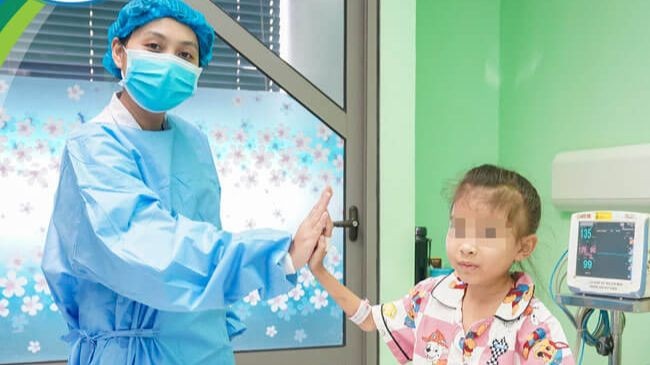 Bệnh nhi đã bình phục sức khỏe sau ca phẫu thuật.