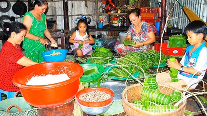Đồng bào Khmer làm bánh chuẩn bị đón Tết Chôl Chnăm Thmây. (Ảnh: HỮU TÙNG)