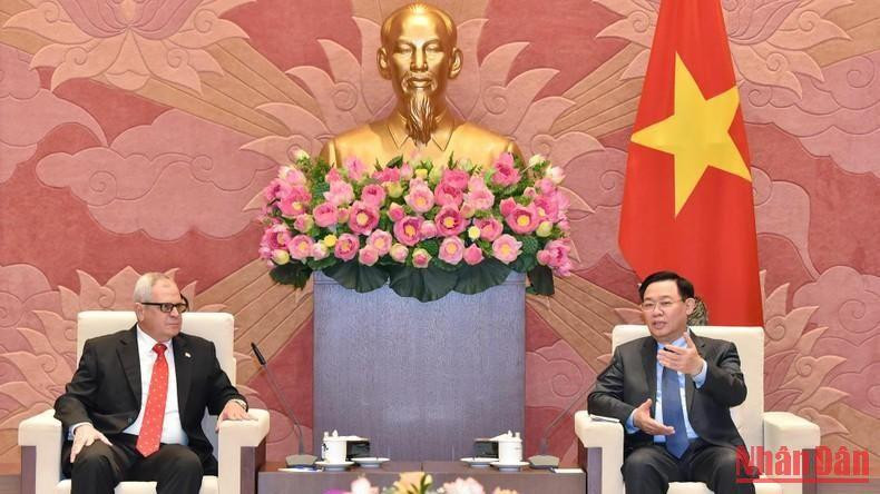 Chủ tịch Quốc hội Vương Đình Huệ tiếp Tổng Thư ký Quốc hội và Hội đồng Nhà nước Cuba Homero Acosta Álvarez. (Ảnh: DUY LINH)