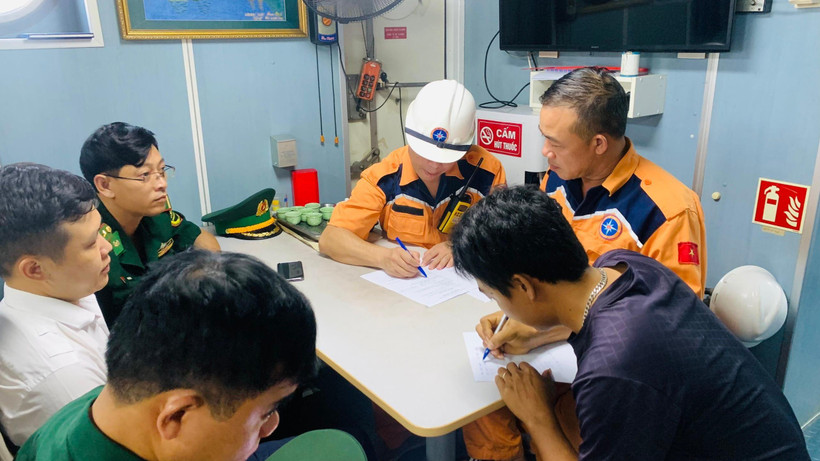 Bàn giao thuyền viên cho các cơ quan chức năng. 