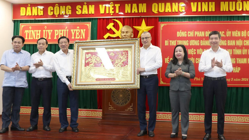 Đồng chí Phan Đình Trạc, Ủy viên Bộ Chính trị, Bí Thư Trung ương Đảng, Trưởng Ban Nội chính Trung ương tặng quà lưu niệm cho Thường trực Tỉnh ủy Phú Yên.