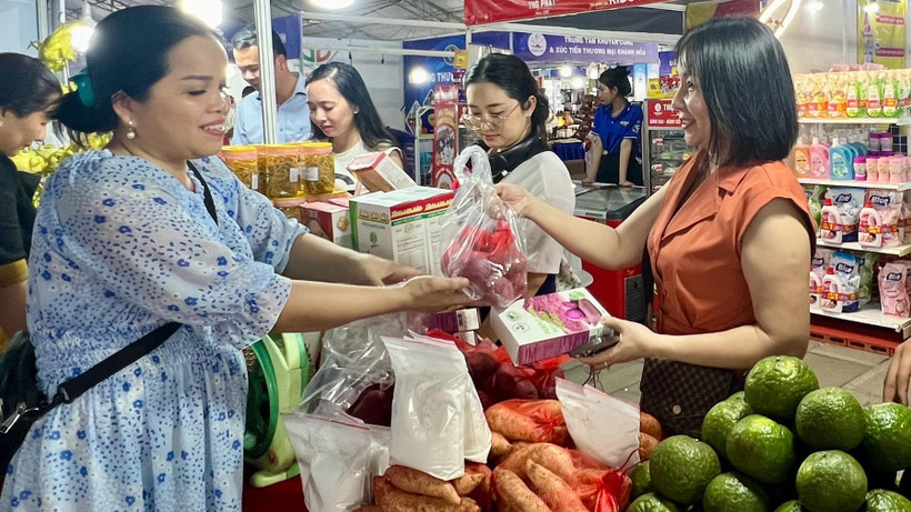 Đông đảo khách hàng đến tham quan, mua sắm tại hội chợ.