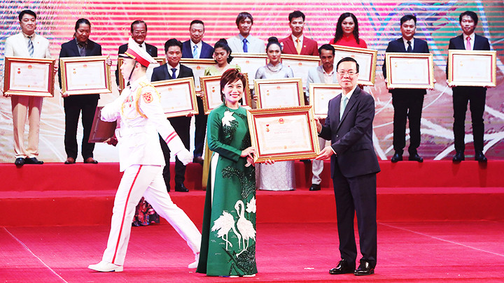 Chủ tịch nước Võ Văn Thưởng trao danh hiệu NSND tại buổi lễ.