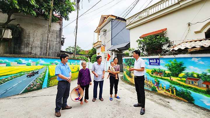 Bí thư Đảng ủy xã Đông Quang Đặng Quyết Thắng (ngoài cùng bên phải) vận động nhân dân triển khai phong trào.