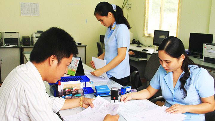 Doanh nghiệp làm thủ tục thông quan tại cảng Sa Đéc. Ảnh: HẢI QUAN