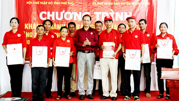 Ông Thọ (hàng đầu, thứ 2 từ phải sang) cùng đội đã sơ cứu miễn phí hàng trăm vụ TNGT.
