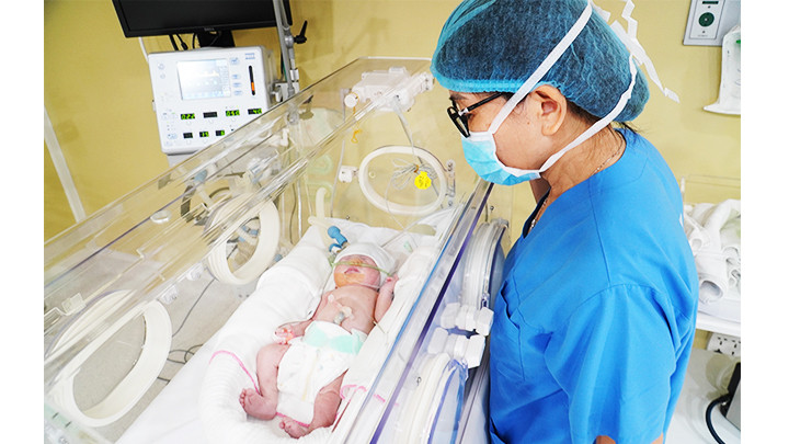 Bác sĩ Hiền Lê thăm em bé tại Khoa Sơ sinh.